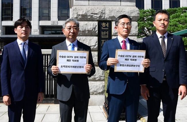대한의사협회는 헌법소원 진행을 위한 청구인을 모집하고, 해당 의료법 개정 조항에 대한 ‘효력정지 가처분신청서 및 헌법소원심판청구서’를 9월 5일 오전 헌법재판소에 제출했다. 