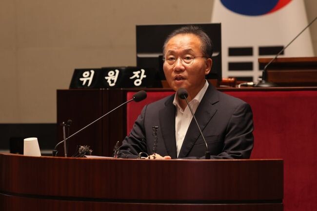 윤재옥 국민의힘 원내대표가 5일 국회에서 열린 의원총회에서 발언을 하고 있다.&nbsp;