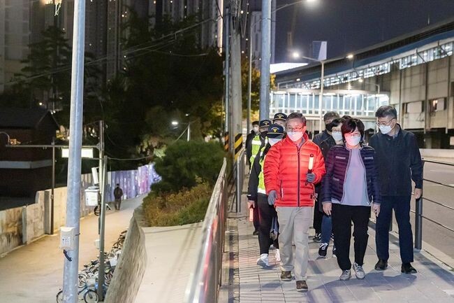 야간 특별순찰을 하고 있는 최호권 영등포구청장
