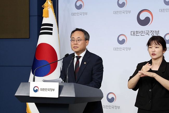 고기동 행정안전부 차관이 5일 오후 서울시 종로구 세종대로 정부서울청사 별관 브리핑실에서 민주화운동기념사업회 감사 결과를 발표하고 있다.