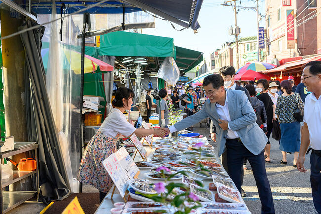 지난 추석, 전통시장을 찾아 상인들과 교감중인 이기재 양천구청장
