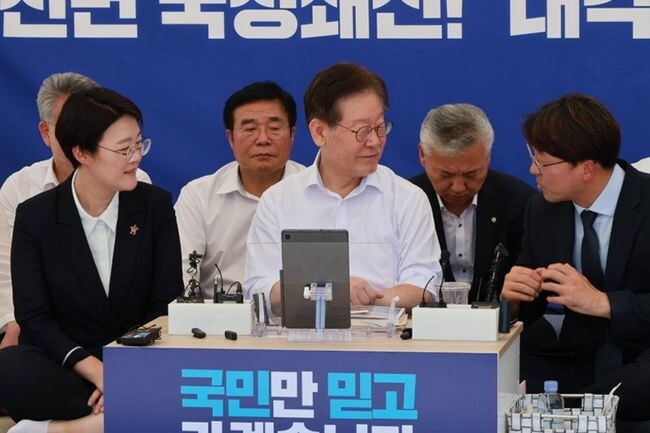 윤희숙 진보당 상임대표와 강성희 의원이 7일 오전 11시 20분 국회 본청 앞 이재명 대표의 단식 농성장을 방문했다.
