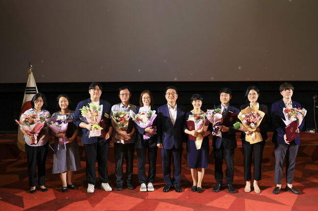 제24회 사회복지의 날 기념행사 개최(문헌일 구청장이 유공자 표창 대상자들과 함께 기념촬영하고 있다)