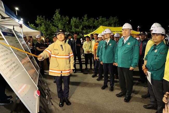 이상민 행정안전부 장관이 8일 새벽 2시 경기 성남시 율현터널에서 실시된 고속철도 터널사고 현장훈련에 참여하고 긴급구조통제단 현장상황을 확인하고 있다.&nbsp;