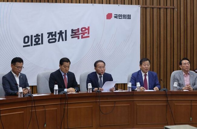 윤재옥 국민의힘 원내대표가 8일 오전 서울 여의도 국회에서 열린 원내대책회의에서 발언하고 있다.&nbsp;