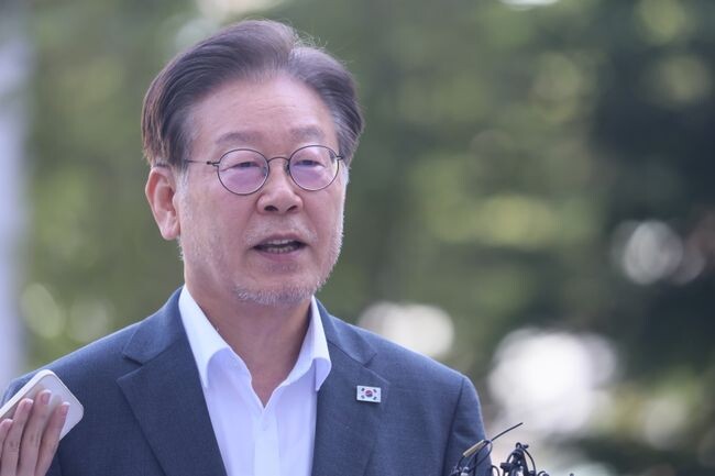 '쌍방울그룹 대북 송금' 의혹과 관련해 이재명 더불어민주당 대표가 9일 경기도 수원시 영통구 수원지방검찰청에 피의자 신분으로 조사를 받기 위해 출석하고 있다. &nbsp;