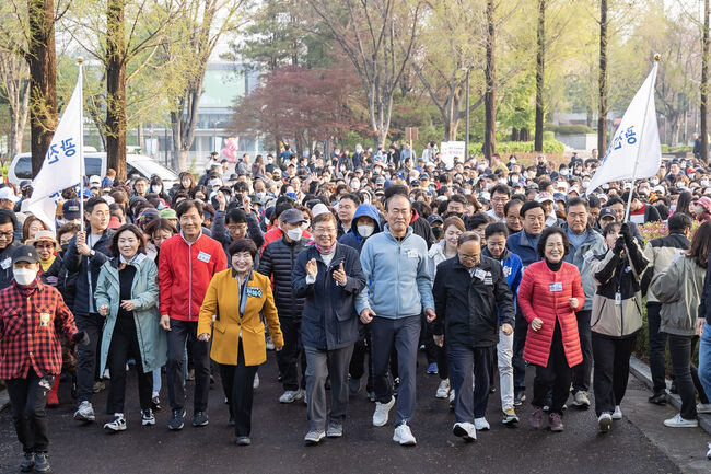 김경호 구청장(오른쪽 5번째, 지난 4월 봄꽃길 걷기대회에서 구민과 함께한 모습)