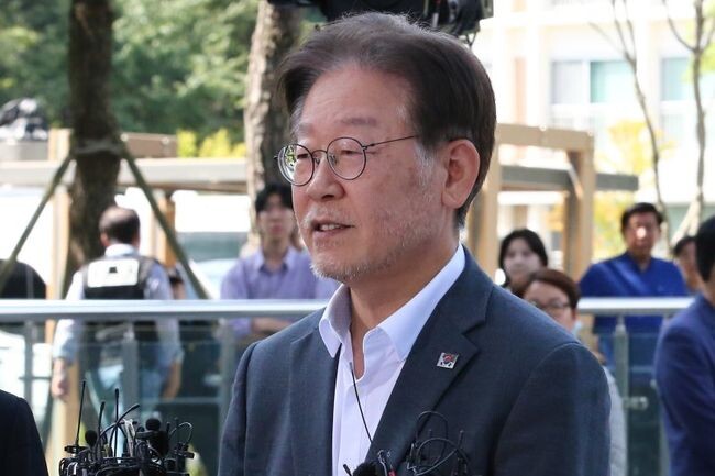 더불어민주당 이재명 대표가 '쌍방울 그룹 대북 송금' 의혹 관련 조사를 받기 위해 12일 오후 수원지방검찰청으로 출석하고 있다. &nbsp;