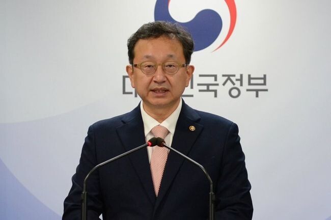 정승윤 국민권익위원회 부위원장(부패방지)이 12일 정부서울청사에서 브리핑을 열고 특별조사단을 구성해 21대 국회의원에 대한 가상자산 취득&middot;거래&middot;상실 현황 전수조사에 본격 착수한다고 밝히고 있다.