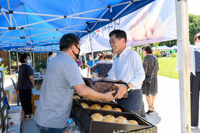 지난해 추석 직거래장터를 찾아 상인과 소통중인 이기재 양천구청장
