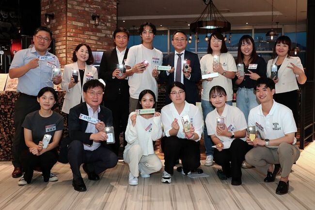 고기동 행정안전부 차관이 14일 오후 부산시 해운대구 센텀시티몰의 한 레스토랑에서 행안부 청년 대표 단원들과 기념촬영을 하고 있다. 