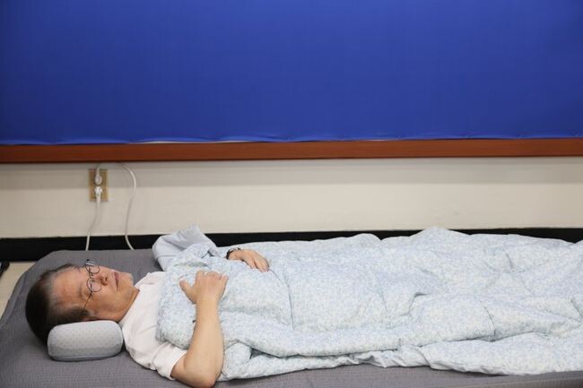 단식 투쟁 16일차인 15일, 더불어민주당 이재명 대표가 국회 당대표실에 누워 눈을 감고 있다.&nbsp;
