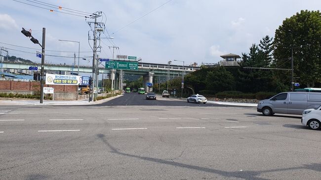 공사 후 (우회전 차로 신설로 4차로에서 5차로로 넓혀졌다.)