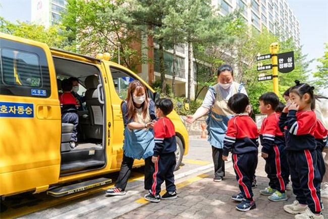 사진은 한국교통안전공단이 설치한 통학차량 안심정류장 모습
