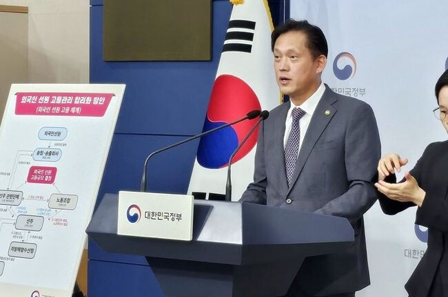 김태규 국민권익위원회 부위원장이 19일 오전 정부서울청사 별관 공용브리핑실(203호)에서 외국인 선원 고용 합리화 방안 제도개선 관련 브리핑을 하고 있다.&nbsp;&nbsp;