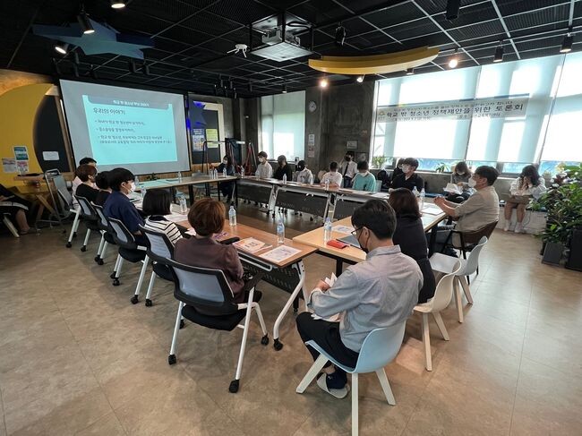 지난해 9월 개최한 &lsquo;학교 밖 청소년 정책 제안&rsquo;을 위한 토론회 모습