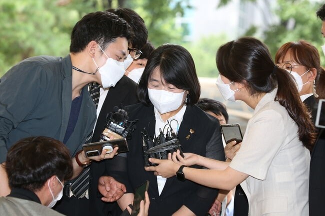 정의기억연대 후원금 유용 혐의 등으로 기소된 무소속 윤미향 의원이 지난 2021년 8월11일 오후 첫 공판이 열리는 서울서부지법 형사합의11부 법정으로 향하고 있다. (자료사진)