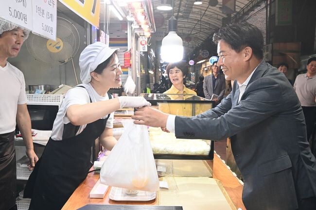 조용익 부천시장은 추석 명절을 맞아 전통시장을 방문해 필요한 물품을 구매하고 상인들과 덕담을 나눴다