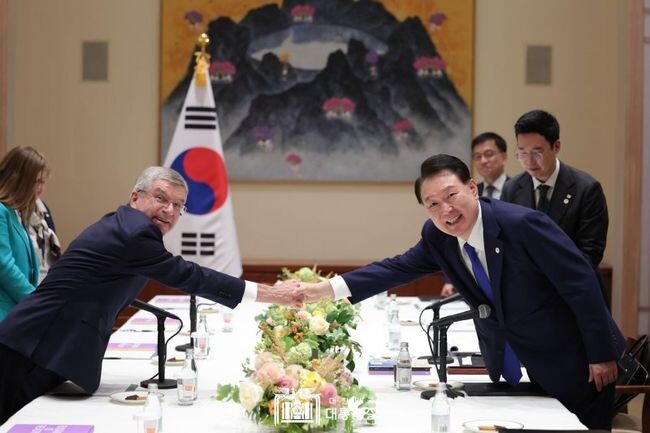 지난 19일 윤석열 대통령은 뉴욕에서 토마스 바흐 국제올림픽위원회(IOC) 위원장을 접견했다.&nbsp;