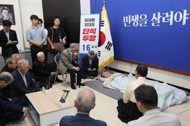 지난 15일, 단식 투쟁 16일차인 더불어민주당 이재명 대표가 국회 당대표실에 누워서 종교계 및 시민사회단체 원로를 만나고 있다. &nbsp;&nbsp;