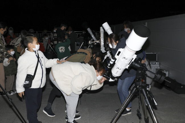 지난해 10월 북한산국제클라이밍센터 옥상에서 진행된 별보기체험 행사에 참여한 아이들이 망원경으로 천체를 관측하고 있다