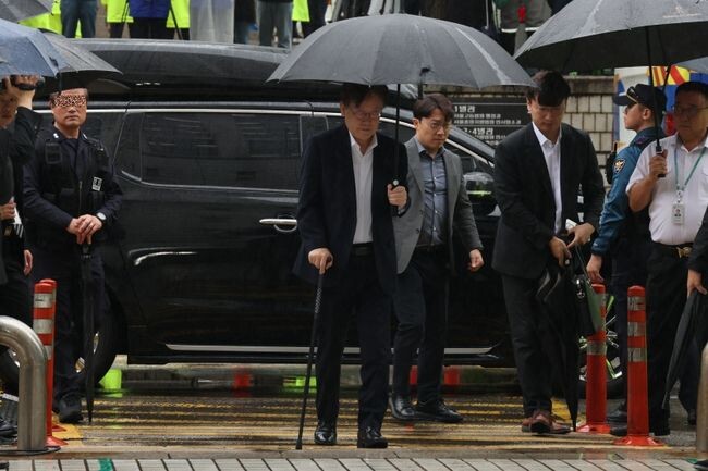 더불어민주당 이재명 대표가 26일 오전 서초구 서울중앙지법에서 열리는 구속 전 피의자 심문(영장심사)을 받기 위해 차에서 내려 법정으로 향하고 있다. &nbsp;