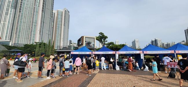 체험부스를 참여하기 위해 시민들이 줄을 서서 기다리고 있다