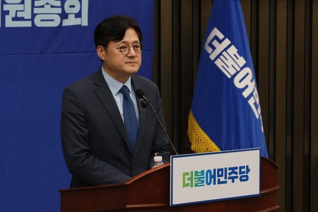 홍익표 더불어민주당 신임 원내대표가 26일 국회에서 열린 원내대표 보궐선거 의원총회에서 수락 연설을 하고 있다.&nbsp;