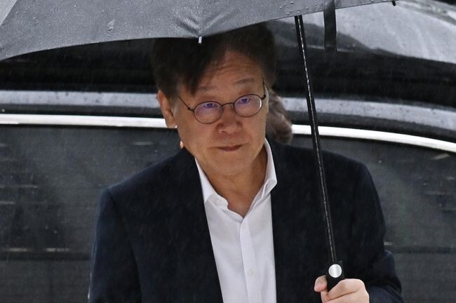 서울중앙지법 유창훈 영장전담 부장판사는 전날 이 대표에 대한 구속 전 피의자 심문(영장심사) 뒤 검찰이 청구한 구속영장을 이날 기각했다.