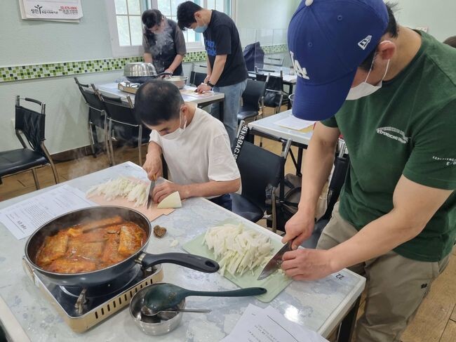 '행복한밥상'에서 중장년 1인가구들이 음식을 만들고 있다