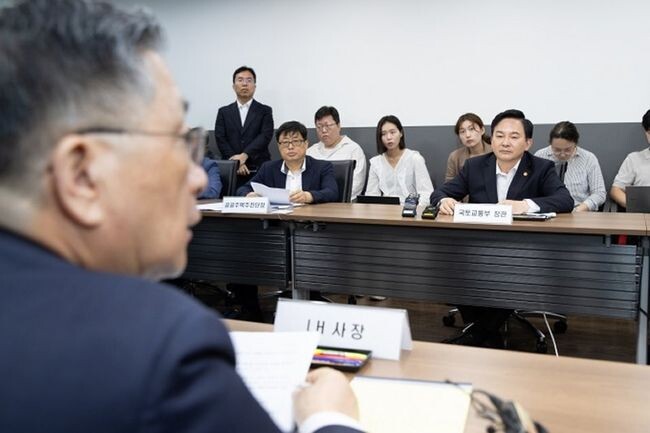 원희룡 국토교통부 장관이 지난 26일 정부서울청사 회의실에서 LH 사장과 LH의 외벽 철근 누락 아파트 단지에 대한 긴급점검 회의를 소집, 외벽 철근이 누락된 경위와 조치 현황에 대해 보고받고 있다.&nbsp;
