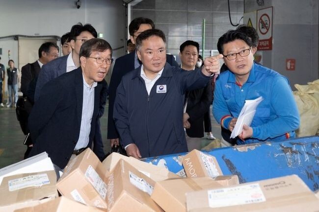 백원국 국토교통부 제2차관은 지난 22일 서울시 금천구 가산동에 위치한 CJ대한통운 관악 서브터미널을 찾아 추석 대비 택배 특별관리대책 이행상황을 점검하고 있다. 기사와 직접 관련 없음.&nbsp;