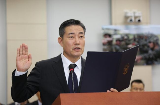 신원식 국방부 장관 후보자가 27일 오전 국회에서 열린 인사청문회에서 선서를 하고 있다.&nbsp;
