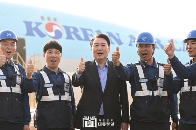 윤석열 대통령은 28일 오후, 인천국제공항 대한항공 화물 터미널을 방문해, 항공 화물 수출 현장을 둘러보고 현장 근로자들을 격려했다.