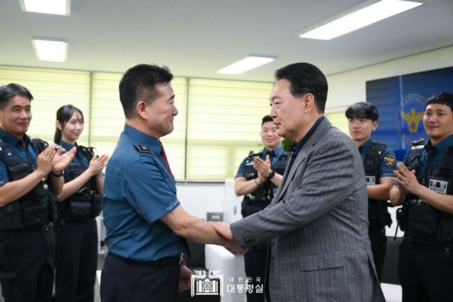 9월 30일 윤석열 대통령은 을지지구대를 방문, 명절에도 쉬지 못하고 근무하는 직원들을 격려했다.&nbsp;