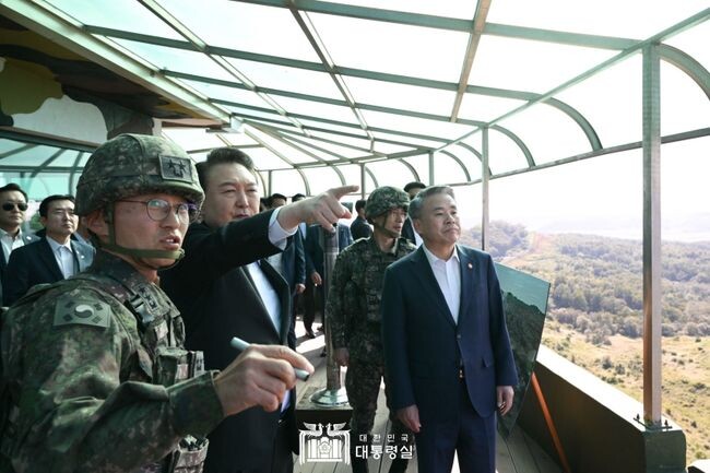 지난 10월 1일 윤석열 대통령은 전방부대(육군 제25사단 GOP부대)를 방문했다.&nbsp;