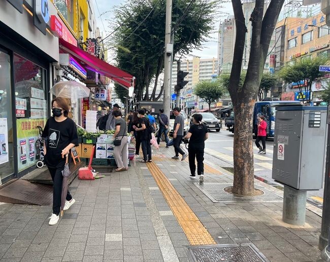 불법 적치물이 정비된 보행로 모습