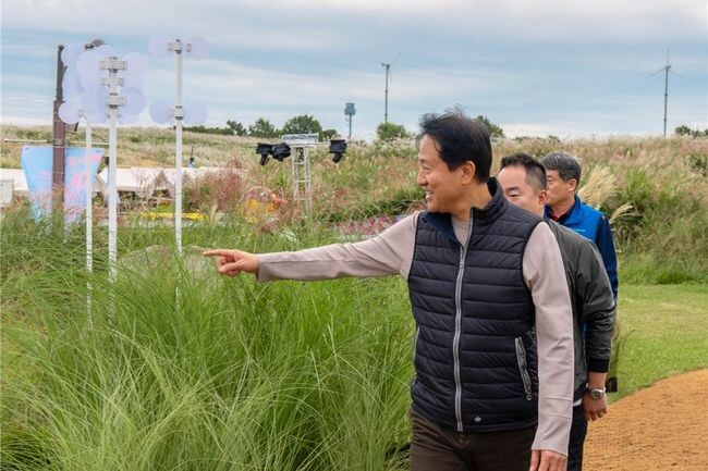 오세훈 서울시장이 지난 3일 오전 ‘2023 서울정원박람회’가 열릴 예정인 하늘공원을 방문해 준비현황에 대해 청취하고 시설물을 점검하고 있다. 