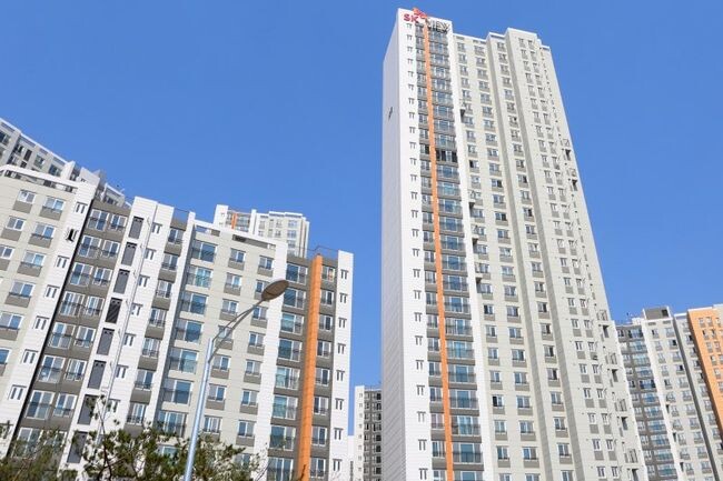 서울시는 입주자대표회의 감사의 통장잔고 매월 검사 의무화, 장기수선충당금 적립 및 사용현황 매년 공개 등 공동주택 관리 투명성을 담은 &lsquo;제17차 서울시 공동주택관리규약 준칙&rsquo;을 개정&middot;시행한다고 밝혔다.