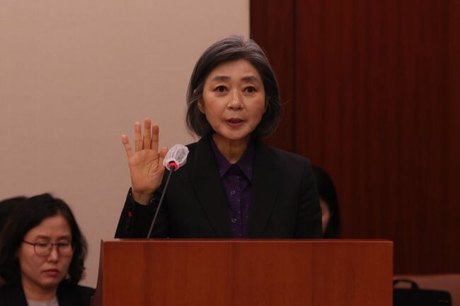 김행 여성가족부 장관 후보자가 5일 오전 국회에서 열린 인사청문회에 참석해 선서를 하고 있다.&nbsp;