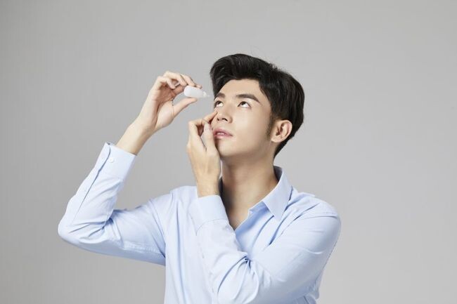 올바른 인공 눈물 점안은 안구건조증 예방 및 치료에 효과가 있다. (사진제공=클립아트코리아)