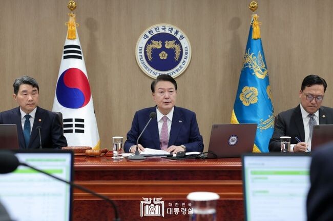 윤석열 대통령은 10일 이스라엘-팔레스타인 사태와 관련 &ldquo;정부가 긴장의 끈을 놓지 말고, 민생경제와 국가안보의 측면에서 상황을 예의주시하고, 대비에 만전을 기해 달라&rdquo;고 내각에 지시했다.&nbsp;