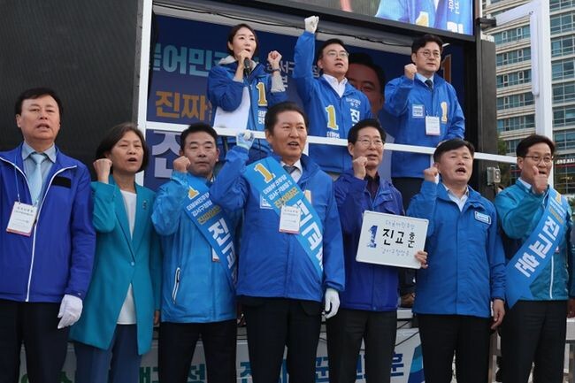 더불어민주당 진교훈 강서구청장 보궐선거 후보가 선거를 하루 앞둔 10일 오후 서울 강서구를 돌며 막바지 유세를 하고 있다.&nbsp;