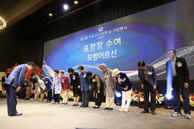 문헌일 구청장이 모범어르신들께 인사를 하고 있다.