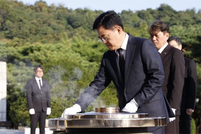 진교훈 서울 강서구청장이 12일 당선 후 첫 공식 일정으로 서울국립현충원 현충탑을 찾아 참배하고 있다.&nbsp;