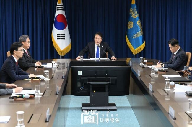윤석열 대통령은 11일 오후 용산 대통령실에서 이스라엘-하마스 사태 관련 '긴급 경제·안보 점검회의'를 주재했다.&nbsp;