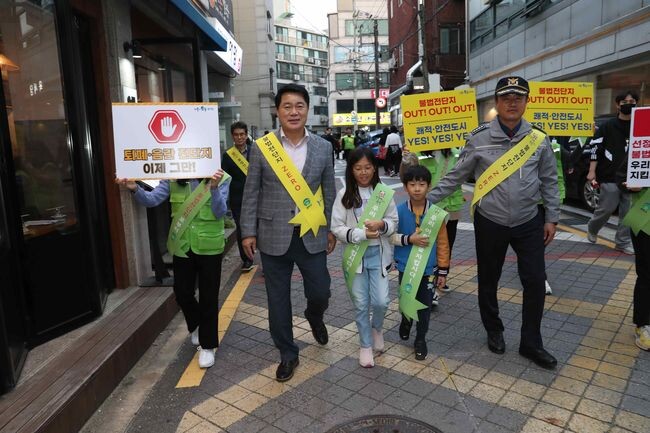 박준희 관악구청장이 불법 전단지 제로 특별 선언 캠페인을 진행하고 있다
