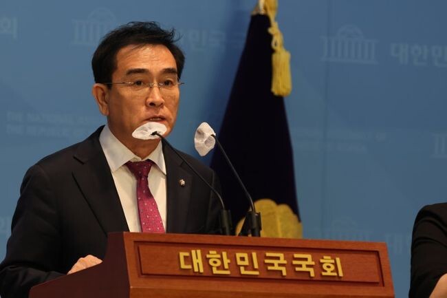 태영호 국민의힘 의원이 13일 국회 정론관에서 기자회견을 열고 대규모 탈북민 강제북송 사태에 대해 싱하이밍 주한중국대사를 당장 초치하고 강력 항의해야 한다고 주장했다.&nbsp;