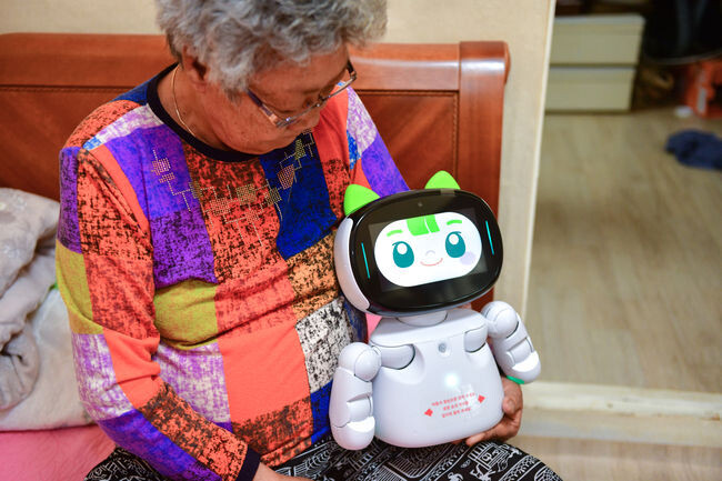 속초시, 홀로어르신 AI 돌봄로봇‘다솜이’확대 배치
