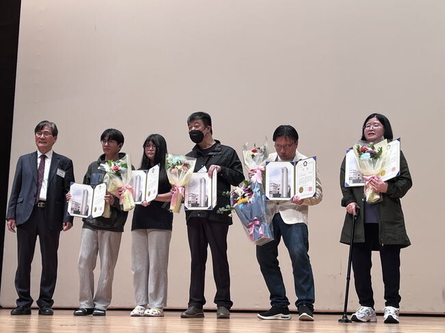 서울시 장애인정보화제전 수상자 (오른쪽에서 두 번째 박일현씨)